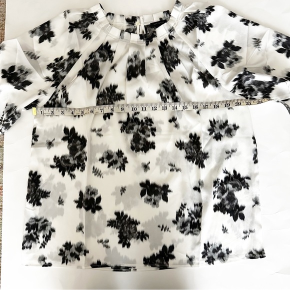 Ann Taylor Ikat Floral Pleat Neck Top Black & White Size Medium - Picture 6 of 10
